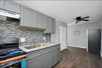 7919 Brays St in Houston, TX - Building Photo - Building Photo