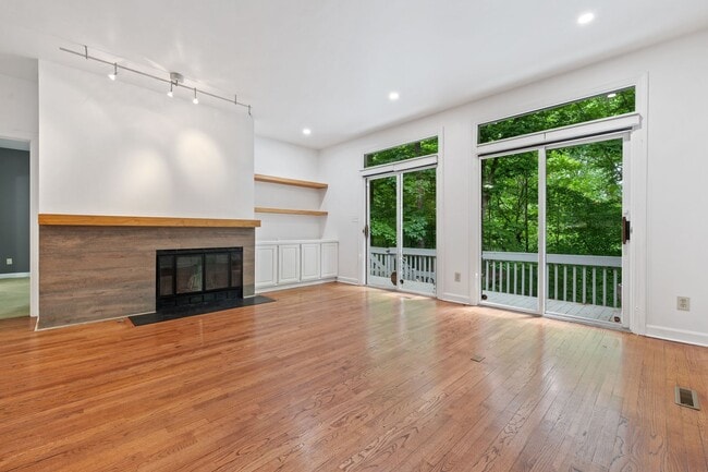 700 Bolin Creek Dr in Carrboro, NC - Building Photo - Building Photo
