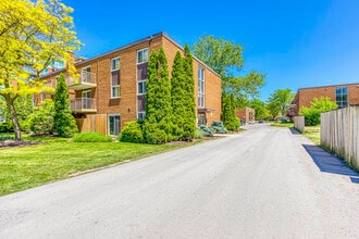 Henley & Cypress Gardens Apartments in St Catharines, ON - Building Photo - Building Photo