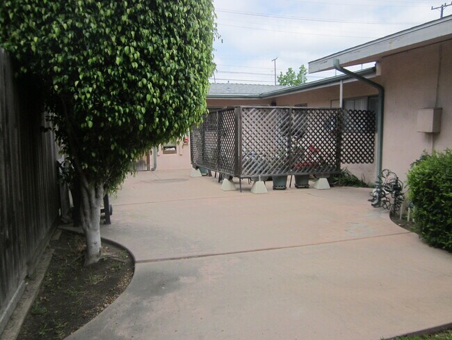 920 Newport Ave in Long Beach, CA - Building Photo - Building Photo