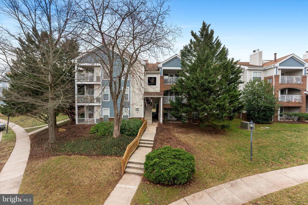 20957 Timber Ridge Terrace-Unit -303 in Ashburn, VA - Building Photo