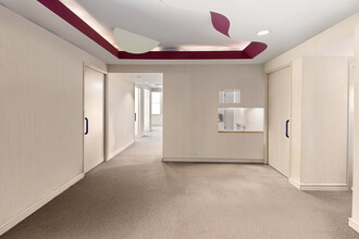 940 Park Ave in New York, NY - Building Photo - Interior Photo