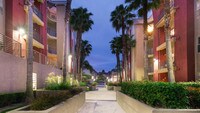 Courtyard and Walkways - Del Mar Ridge Apartamentos in San Diego, California