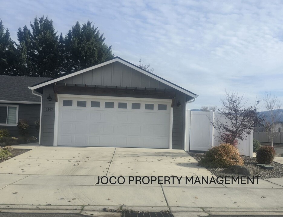1151 Willow Ln in Grants Pass, OR - Building Photo