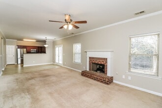 6035 Gladiola Way in Austell, GA - Foto de edificio - Building Photo