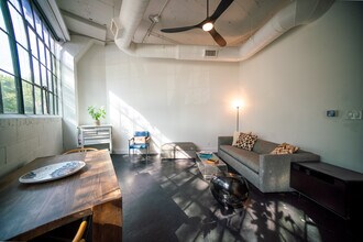 2220 Canton St, Unit 110 in Dallas, TX - Foto de edificio - Building Photo