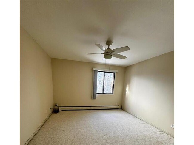 10441 Greenbrier Rd-Unit -318 in Minnetonka, MN - Building Photo - Building Photo