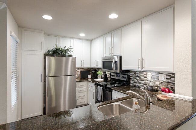 Artisan Laguna Beach in Laguna Beach, CA - Building Photo - Interior Photo