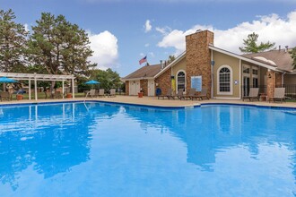 Chimney Hill Apartments in West Bloomfield, MI - Building Photo - Building Photo