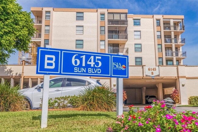 6145 Sun Blvd, Unit 304 in St. Petersburg, FL - Foto de edificio - Building Photo