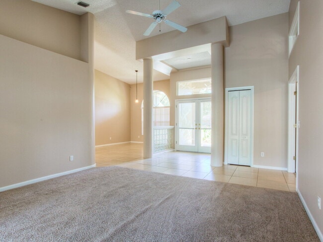 1484 E Lake Woodlands Pkwy in Oldsmar, FL - Foto de edificio - Building Photo