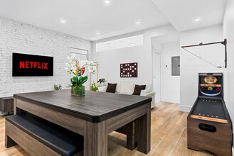 1566 Beacon St in Brookline, MA - Foto de edificio - Building Photo