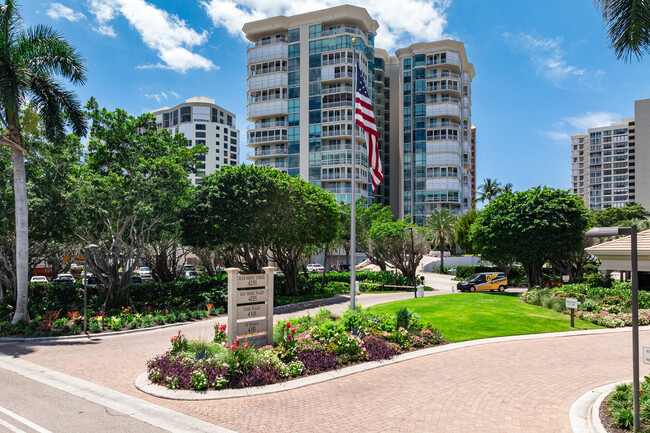 Bay Shore Place in Naples, FL - Foto de edificio - Building Photo