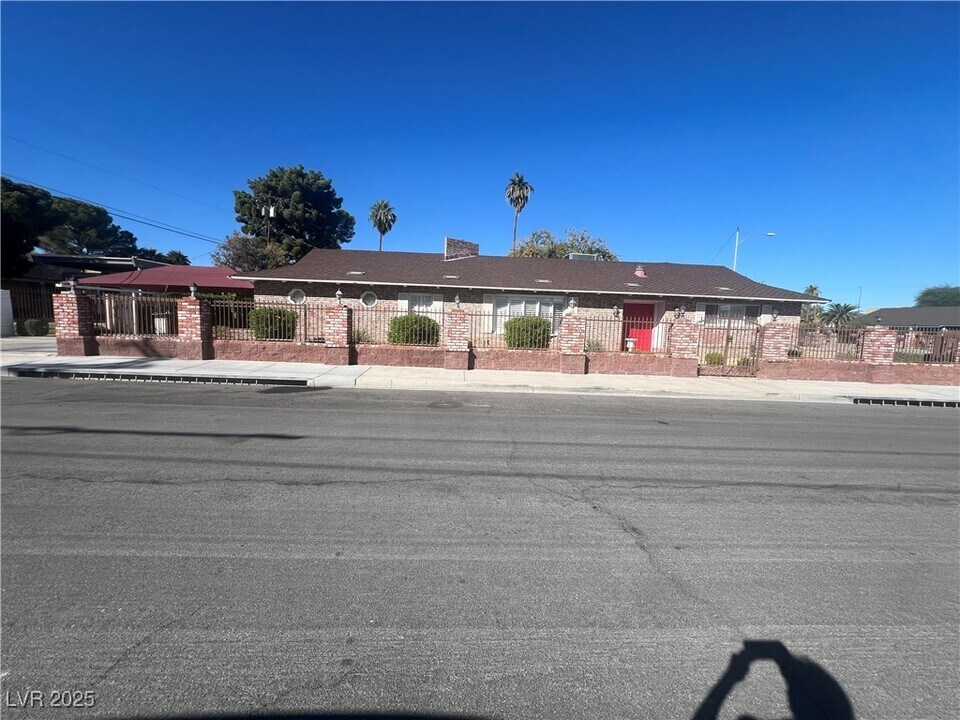 1650 Waldman Ave in Las Vegas, NV - Building Photo