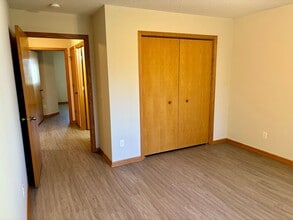 323 Williamsburg Pl in New Richmond, WI - Building Photo - Building Photo