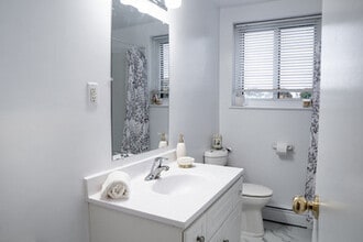 White Oak Apartments in Guelph, ON - Building Photo - Building Photo