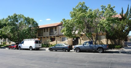 38503 5th St E in Palmdale, CA - Foto de edificio - Building Photo