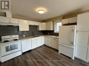 31 Red Oak Dr in Barrie, ON - Building Photo - Building Photo