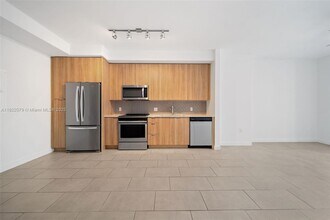2150 N Bayshore Dr, Unit 0508 in Miami, FL - Building Photo - Building Photo