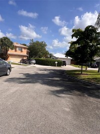 1166 NW 171st Terrace in Pembroke Pines, FL - Foto de edificio - Building Photo