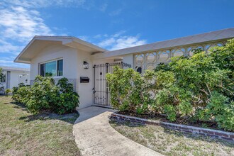 3898 Holly Dr in Palm Beach Gardens, FL - Building Photo - Building Photo