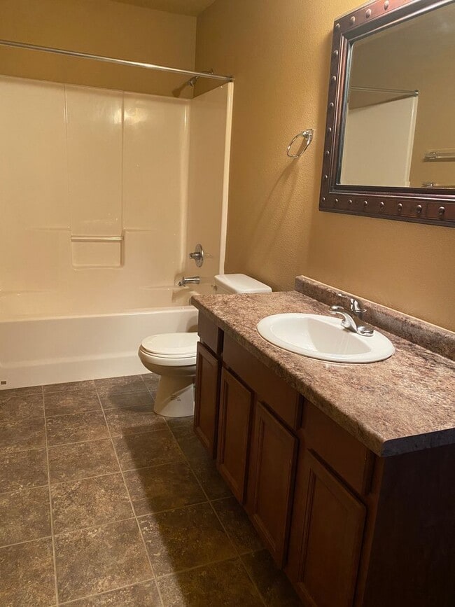 1261 15th St W in Dickinson, ND - Building Photo - Building Photo