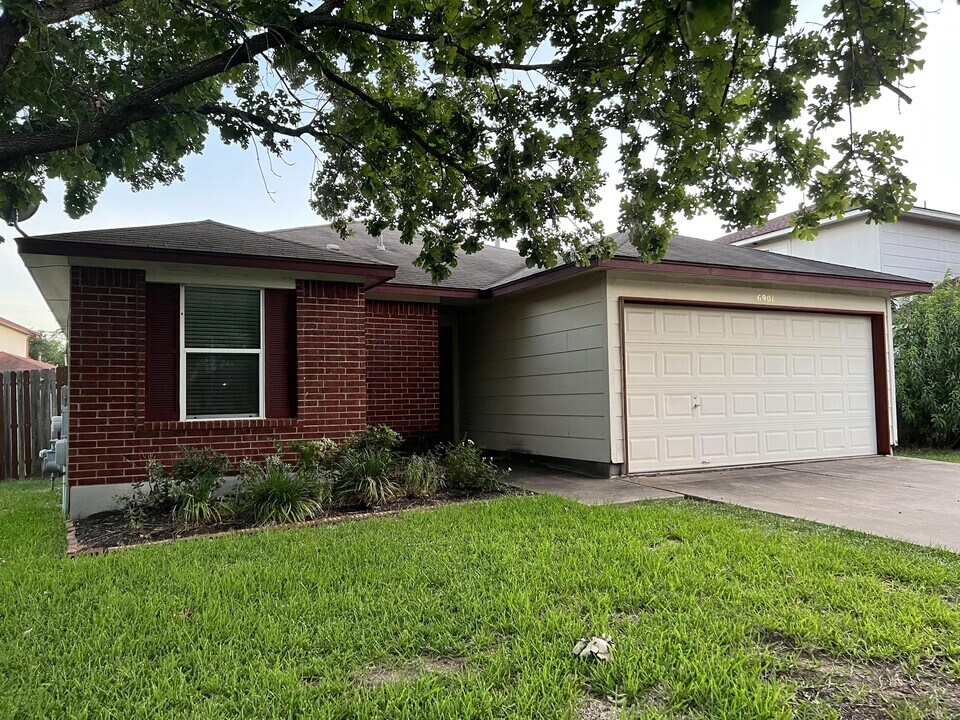 6901 Broad Brook Dr in Austin, TX - Building Photo