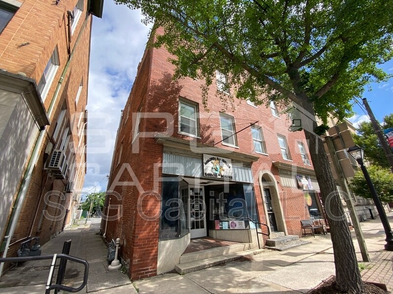 11 W King St in Shippensburg, PA - Building Photo