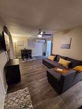 238 E 7th St, Unit 2 in Jacksonville, FL - Foto de edificio - Building Photo