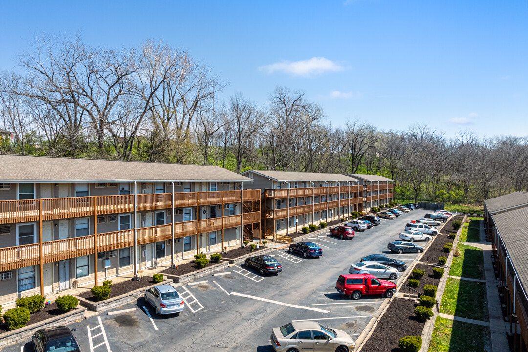 Pleasant Grove Apartments in Independence, MO - Building Photo