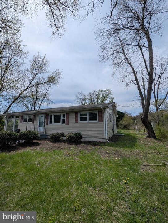 8608 Linton Hall Rd in Bristow, VA - Foto de edificio
