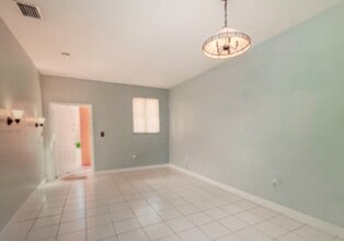 17800 NW 73rd Ave, Unit Shoma Homes Country Club in Hialeah, FL - Building Photo - Building Photo