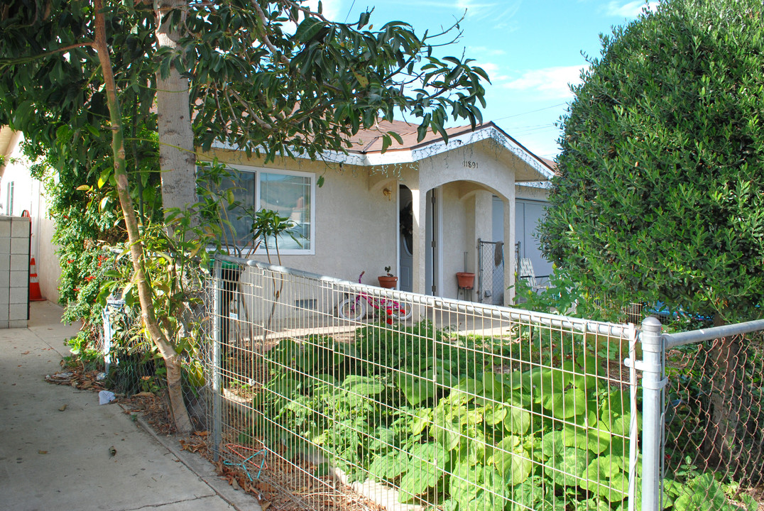 11891 Hewes St in Orange, CA - Building Photo