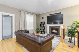 909 Cavalcade Terr in Victoria, BC - Building Photo