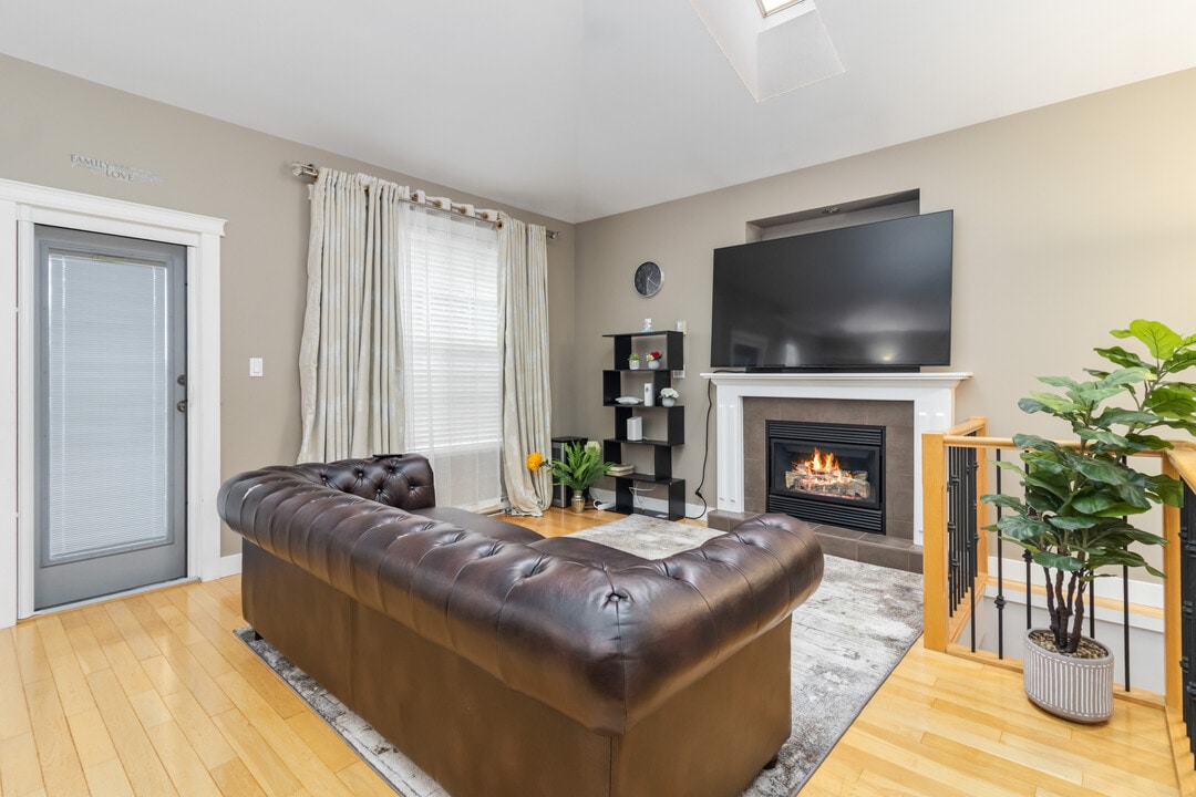 909 Cavalcade Terr in Victoria, BC - Building Photo