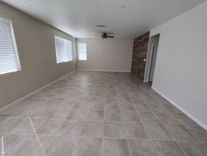 5421 Carrotwood Ave in Bakersfield, CA - Foto de edificio - Building Photo