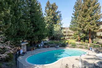 Crestview Apartments in Mountain View, CA - Building Photo - Building Photo
