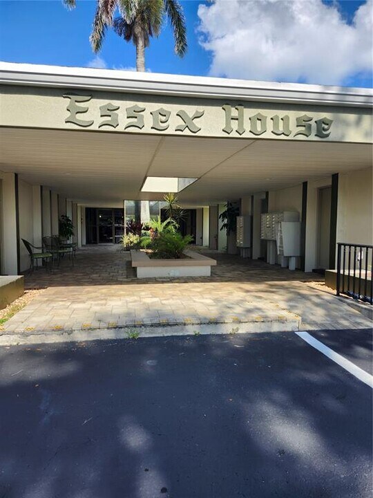 2437 Harbor Blvd in Port Charlotte, FL - Building Photo