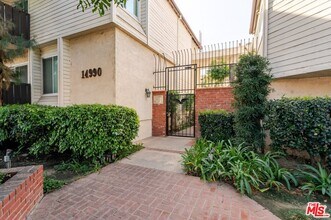 14990 Victory Blvd in Los Angeles, CA - Building Photo - Building Photo