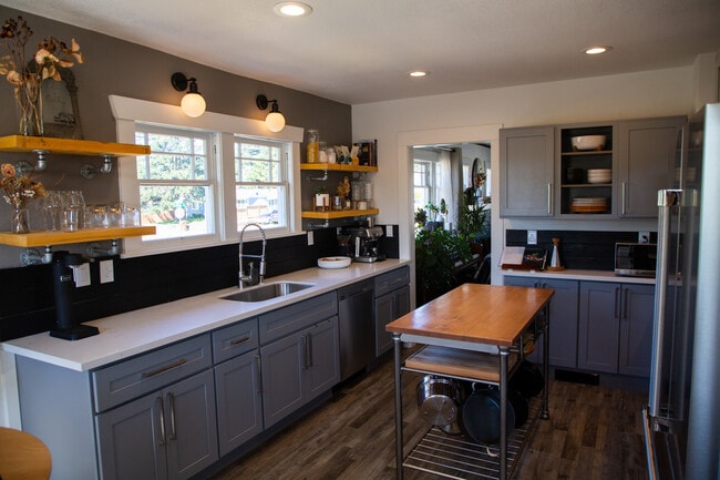 1682 S 40th St in Tacoma, WA - Foto de edificio - Building Photo