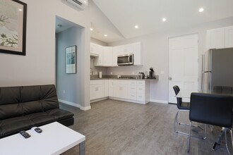 23113 Erwin St in Woodland Hills, CA - Building Photo - Building Photo