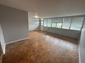 1061 Queen's Blvd in Kitchener, ON - Building Photo