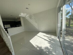 3486 NW 13th St in Lauderhill, FL - Foto de edificio - Building Photo