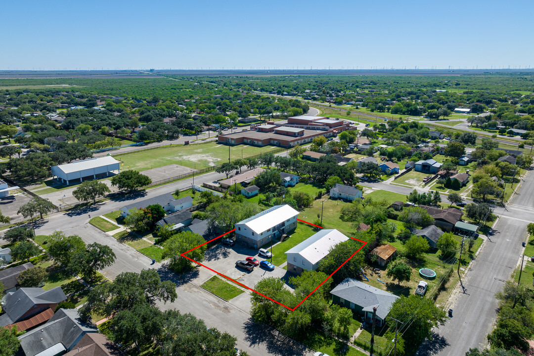 706 E Borden St in Sinton, TX - Building Photo