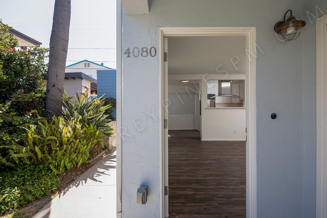 4080 Crown Point Dr in San Diego, CA - Foto de edificio - Building Photo