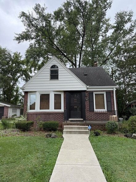 property at 1625 W Farnum Ave