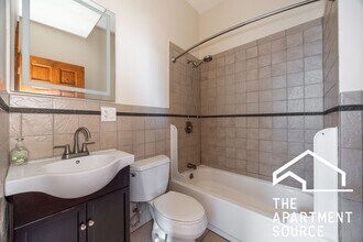 2028 N Hamlin Ave, Unit 2 in Chicago, IL - Building Photo - Building Photo