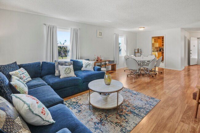 2936 Lake Shore Dr in West Palm Beach, FL - Building Photo - Building Photo