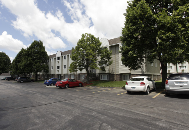 Douglas Park Apartments in Urbandale, IA - Foto de edificio - Building Photo