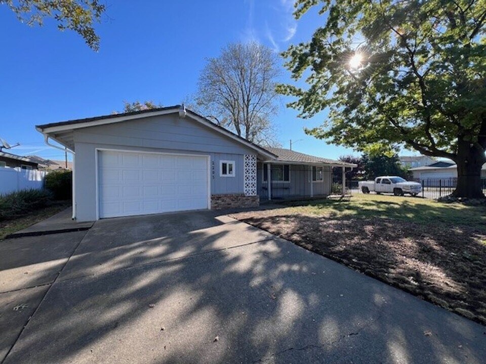 2203 Amanda Way in Sacramento, CA - Building Photo